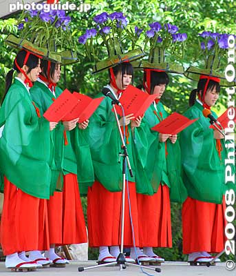 After the Oyushiki, the singers on stage start singing the rice-planting song. 御田植歌
Keywords: shiga taga-cho taga taisha shrine shinto festival matsuri rice seedlings paddy paddies planting