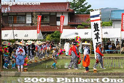 At 3:10 pm, they started to leave the rice paddy.
Keywords: shiga taga-cho taga taisha shrine shinto festival matsuri rice seedlings paddy paddies planting