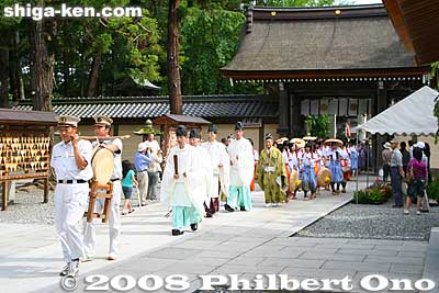 The shrine priests and taume girls return to Taga Taisha Shrine.
Keywords: shiga taga-cho taga taisha shrine shinto festival matsuri rice seedlings paddy paddies planting priests