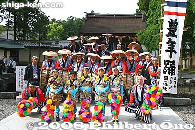 The Taiko Drum troupe from Asahi, Maibara pose for a photo in front of the taiko bridge at the shrine.
Keywords: shiga taga-cho taga taisha shrine shinto festival matsuri rice seedlings paddy paddies planting
