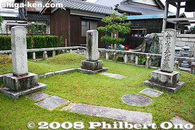 Nakae Toju's gravestone (left) in Adogawa, Takashima. 藤樹先生墓所
Keywords: shiga takashima adogawa nakae toju confucian philosopher scholar temple gravestone cemetary shigabesthist