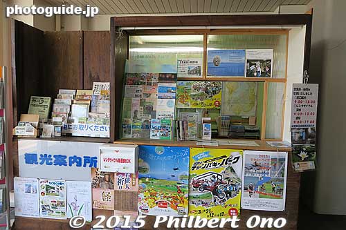 JR Omi-Imazu Station's tourist information booth where you can pick up pamphlets and rent a bicycle.
Keywords: shiga takashima imazu lake biwa