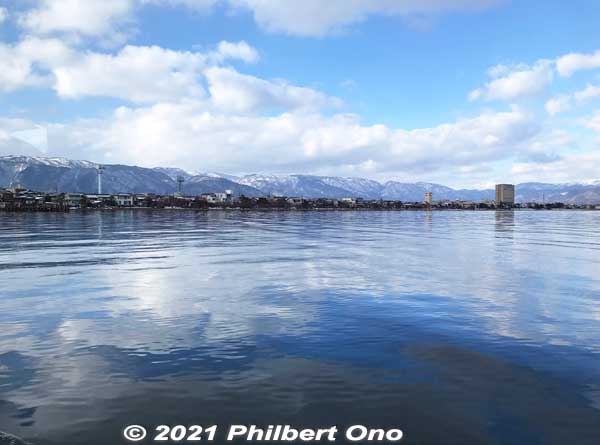 You can therefore traverse northern Lake Biwa between Nagahama/Hikone and Imazu via Chikubushima. Approaching Imazu by boat.
Keywords: shiga takashima imazu lake biwa