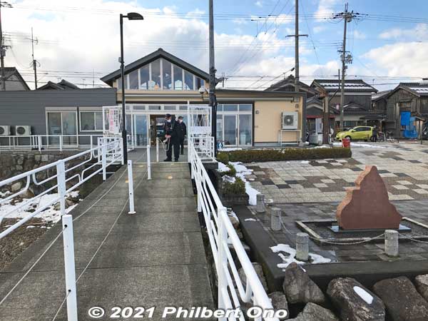 Heading to the new Imazu Port building. On the right is the Biwako Shuko no Uta (Lake Biwa Rowing Song) song monument.
Keywords: shiga takashima imazu lake biwa