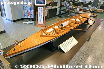 Model of fixed-seat boat depicted in the song. See the [url=http://photoguide.jp/pix/thumbnails.php?album=589]real one on Lake Biwa here.[/url]
Keywords: shiga prefecture takashima city imazu imazucho lake biwa museum