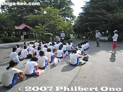 On Aug. 8, 2007, I was allowed to join the Imazu Jr. High School Rowing Club as they rowed from Nagahama to Imazu. Photo: A briefing by the club's coach before departure in front of a minshuku lodge near Nagahama Castle.
Keywords: shiga takashima imazu junior high school rowing club lake biwa