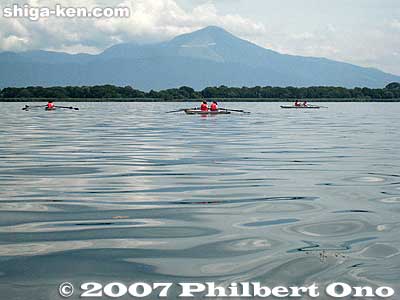 Three ocean sculls wander in front of Mt. Ibuki
Keywords: shiga takashima imazu junior high school rowing club lake biwa