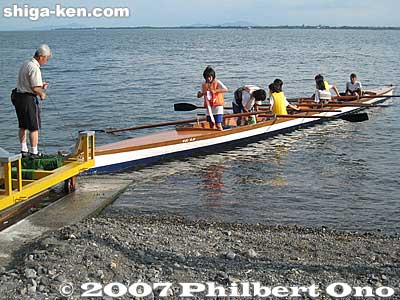 Bringing the boat to dock.
Keywords: shiga takashima imazu junior high school rowing club lake biwa