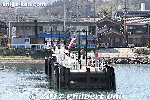 Imazu Port. The end of the pier has a red lamp which is also a song monument for Biwako Shuko no Uta (Lake Biwa Rowing Song).
Keywords: shiga takashima kaizu-osaki cherry blossom cruise boat sakura imazu
