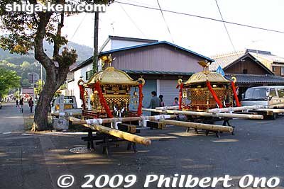 The two mikoshi portable shrines. They are carried by the two neighborhoods (Kaizu and Nishihama) during the day (1 pm - 3 pm) and in the evening. They rest from 3 pm to 5 pm.
Keywords: shiga takashima makino kaizu rikishi matsuri festival mikoshi 
