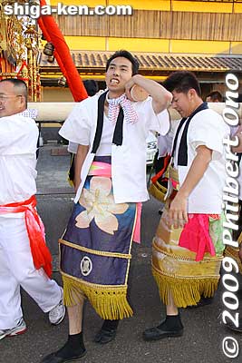 Many of the aprons have a kanji character for dragon, tiger, or other macho themes.
Keywords: shiga takashima makino kaizu rikishi matsuri festival mikoshi 