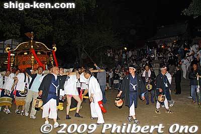 I never got to see the torches with the mikoshi. For more info, call the shrine in Japanese: 0740-28-0051
Keywords: shiga takashima makino kaizu rikishi matsuri festival mikoshi 