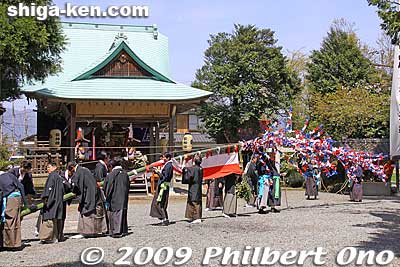 The O-nobori is now horizontal, carried by the people in the procession.
Keywords: shiga takashima imazu kawakami matsuri festival 