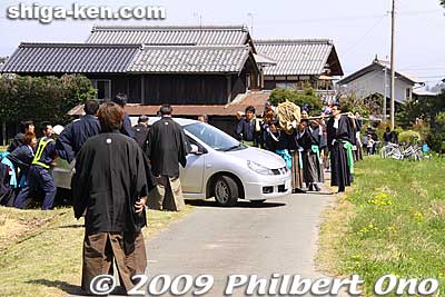 Moving a car in the way of the procession.
Keywords: shiga takashima imazu kawakami matsuri festival 