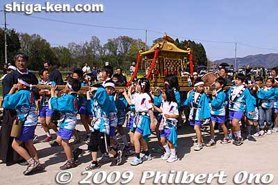 Three community groups participate in Kawakami Matsuri. They rotate every year for taking care of the O-nobori, mikoshi, and sanyare dance and music.
Keywords: shiga takashima imazu kawakami matsuri festival 