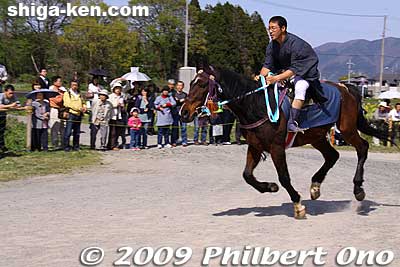 Then they had yabusame with horse runs down the Otabisho. No arrow shooting though.
Keywords: shiga takashima imazu kawakami matsuri festival 