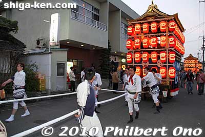 The floats are decorated with paper lanterns lit up. They return to Ebisu-so by 10:30 pm. When I went on May 3, 2010, there were local volunteer guides at the train station distributing maps of the parade route and giving directions. Very helpful.
Keywords: shiga takashima omizo matsuri festival float 