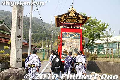 Passing by the elementary school. The stone marker indicates the way to Hiyoshi Jinja.
Keywords: shiga takashima omizo matsuri festival float 
