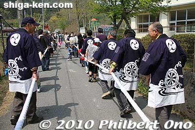 Float pullers definitely look better with happi coats.
Keywords: shiga takashima omizo matsuri festival float 