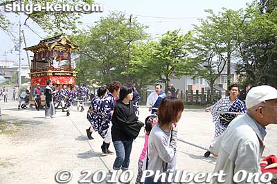The floats started arriving at Hiyoshi Jinja by 10:30 am. 
Keywords: shiga takashima omizo matsuri festival float 