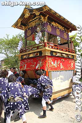 Then they turned the float and parked it.
Keywords: shiga takashima omizo matsuri festival float 
