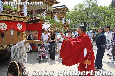 The shrine priest blesses each hikiyama.
Keywords: shiga takashima omizo matsuri festival float 