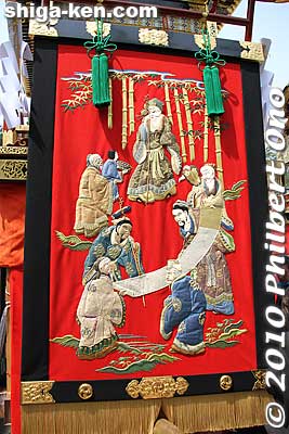 Each float has a tapestry on the back. This is the Ryu hikiyama float.
Keywords: shiga takashima omizo matsuri festival hikiyama float 