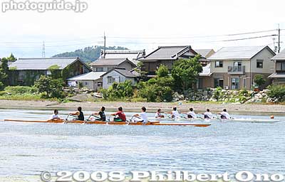 The Imazu Regatta was originally held annually during 1927-36 by the rowing club of the local high school in Imazu (the present Takashima High School). However, the war forced the annual regatta's cancellation.
Keywords: shiga takashima imazu regatta lake biwa rowing race boat