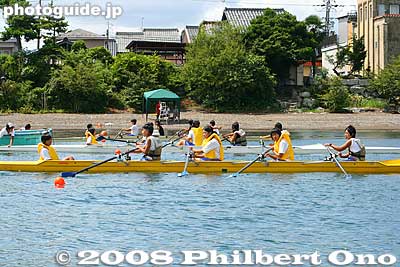 Imazu Junior High School students start the race.
Keywords: shiga takashima imazu regatta lake biwa rowing race boats junior high school students girls