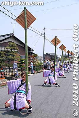 Leading the procession are 12 yakko-furi men who carry the horseback archer's wooden targets. Yakko-furi were manual laborers of the samurai. 奴振り
Keywords: shiga takashima shichikawa matsuri festival 