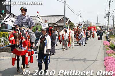 Eight more work horses in the procession. The horses comes from the eight former villages under the shrine's tutelage. 役馬
Keywords: shiga takashima shichikawa matsuri festival 