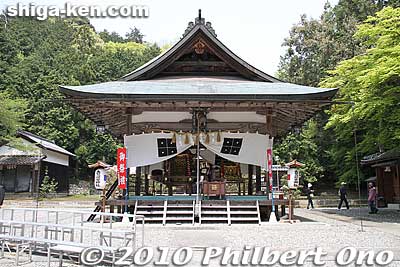 Toyoki-iri-Hiko-no-Mikoto was the son of Emperor Sujin, the 10th emperor of Japan. Portable shrine is stored in the Haiden Hall during the festival.
Keywords: shiga takashima shichikawa matsuri festival 