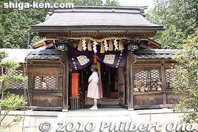 Oarahiko Shrine was originally established to appease the god to prevent flooding from local rivers. The Sasaki clan worshipped here whenever they went off to war and when they returned triumphantly.
Keywords: shiga takashima shichikawa matsuri festival 