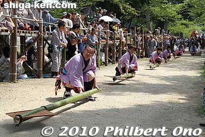 After lunch, the yakko-furi arrived at the shrine at around 1 pm.
Keywords: shiga takashima shichikawa matsuri festival 