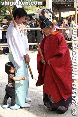 Turned out that the umbrella holder was his papa whom he had missed.
Keywords: shiga takashima shichikawa matsuri festival 