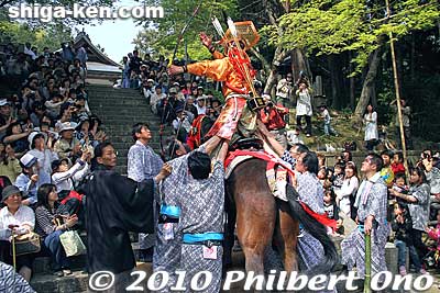 The horseback archer faced the shrine and gave a ritualistic prayer with a bow at 2:20 pm. He was followed by the eight horseback riders who bowed to the shrine.
Keywords: shiga takashima shichikawa matsuri festival 