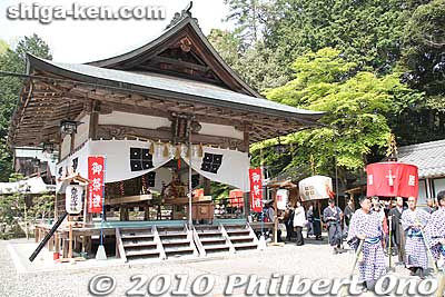 They pay their respects to the shrine.
Keywords: shiga takashima shichikawa matsuri festival 
