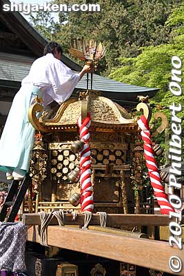 Putting on the phoenix ornament atop the mikoshi.
Keywords: shiga takashima shichikawa matsuri festival 