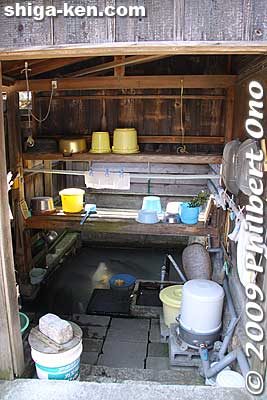 This is the first kabata we visited. There is a pipe which spews the spring water from 12 to 25 meters below the ground. The original water source is called moto-ike.
Keywords: shiga takashima shin-asahi harie