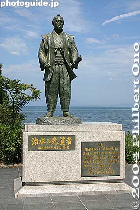 Statue of Fujimoto Tarobe'e. He pushed for the flood control of Lake Biwa by building a weir on Seta River in Otsu. 藤本太郎兵衛像 
Keywords: shiga takashima shin-asahi lake biwa