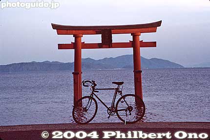 My bicycle. I once cycled around Lake Biwa, taking 3 days and two nights.
Keywords: shiga takashima takashima-cho lake biwa shinto shrine 