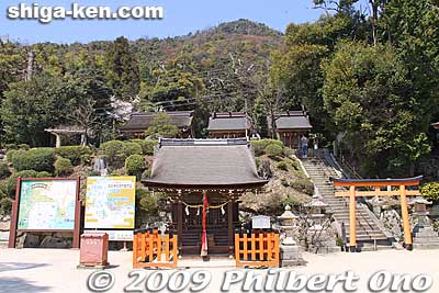 Next to Shirahige Shrine is Wakamiya Shrine, and more smaller shrines in the rear.
Keywords: shiga takashima takashima-cho shirahige shinto shrine 