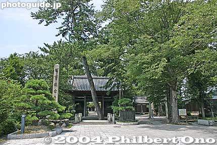 Approach to Doganji (also called Kogenji) Temple. 10-min. walk from JR Takatsuki Station. 渡岸寺観音堂（向源寺）[url=http://goo.gl/maps/yh0TR]MAP[/url]
Keywords: shiga takatsuki-cho kannon temple