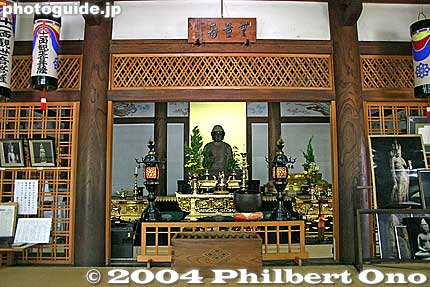 Inside Kogenji Temple main hall. Admission to see the Kannon statue is 300 yen. Open 9 am - 4 pm. Parking available. Appointment not necessary to see the Kannon statue.
Keywords: shiga takatsuki-cho kannon temple altar