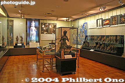 Inside Kannon Folk History Museum, which is near Doganji and 10-min. walk from Takatsuki Station. The museum opened in 1984. Admission 250 yen. Museum hours 9 am - 4:30 pm. Closed Mon., the day after national holidays, and year end/New Year's.
Keywords: shiga takatsuki-cho kannon statue history museum