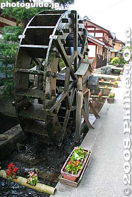 This waterwheel has become one of the symbols of this area. It's in front of the Amenomori Hoshu-an museum.
Keywords: shiga nagahama takatsuki-cho amenomori