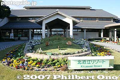 Hot spring facility, the centerpiece of the Kita-Omi Resort. [url=http://goo.gl/maps/znoo9]MAP[/url]
Keywords: shiga nagahama takatsuki-cho kitaoumi kita-omi resort onsen hot spring