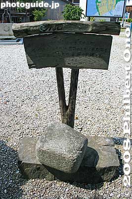 Strongman's Stone. If you want to see the Kannon statues at Nishino Yakushido, call 090-8938-6369 in Japanese before you go.
Keywords: shiga nagahama takatsuki-cho