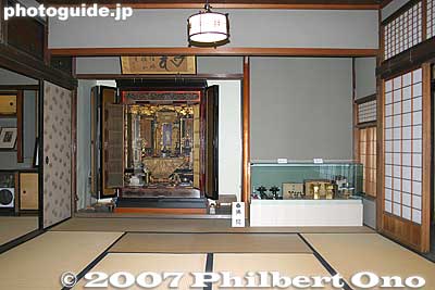Butsudan Buddhist altar in a butsuma (Buddhist altar room).
Keywords: shiga toyosato-cho c. itoh itochu chubee omi shonin house merchant