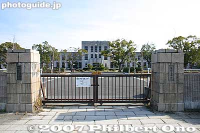 Designed by William Merrell Vories, the old Toyosato Elementary School building was built in 1937. This picture was taken in 2007, before renovations. This is the front gate.
Keywords: shiga toyosato primary elementary school vories